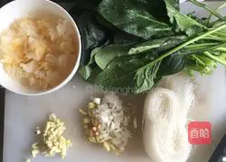 Illustration of cold white fungus and spinach vermicelli 1
