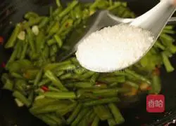How to stir-fry green beans with green peppers Illustration 13