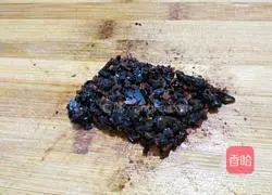 Illustration of how to mix black bean paste with green pepper and potato shreds 10