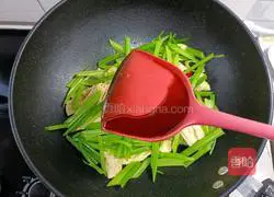Illustration of how to stir-fry celery and yuba 12