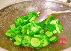 Illustrations of how to make green and red flowers 11