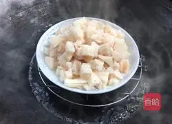 Illustration of how to make mushroom sauce mixed with diced lotus root 4