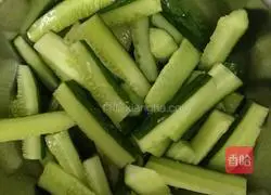 Illustration of how to make spicy and sour cucumber 3