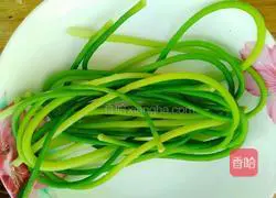 Illustration of how to make cold hand-shredded garlic 5