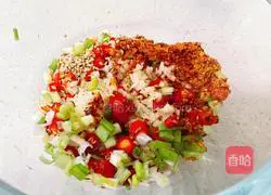 Illustration of how to make cold lotus root slices 4