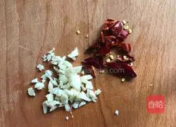 Illustration of how to stir-fry three shredded silkworms 4