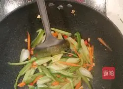 Illustration of how to make scrambled eggs with celery 4