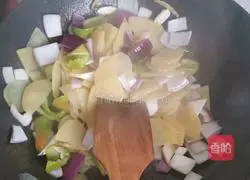 Illustration of how to make fried onions and potato slices 5