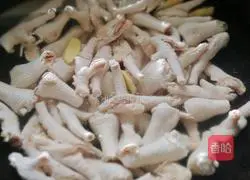 Illustration of how to make spicy and sour chicken feet 3