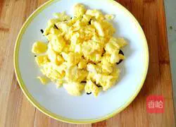 Illustration of how to make fried eggs with green bamboo shoots 11