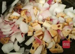 Illustration of how to stir-fry potatoes with diced onions and lotus roots 6