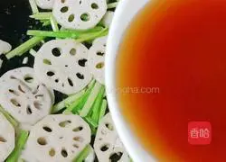 Illustration of how to make fried pork slices with lotus root 13