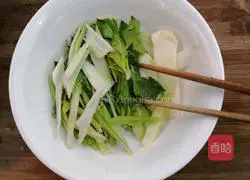 Illustration of how to stir-fry celery and fungus 10