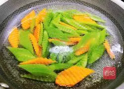 Illustration of how to make stir-fried lettuce 3