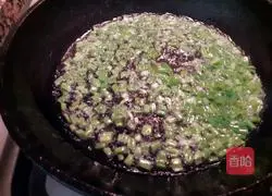 Illustration of how to make shredded radish with scallion oil on the tip of the tongue 7