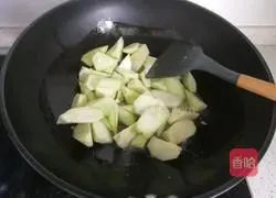 Illustration of how to stir-fry luffa vermicelli 7