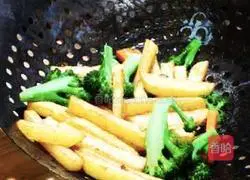 Illustration of how to cook broccoli with potato sticks 7