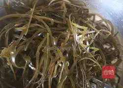 Illustration of how to make garlic and kelp salad 2