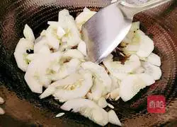 Illustration of how to stir-fry cucumber with mung bean sprouts 10