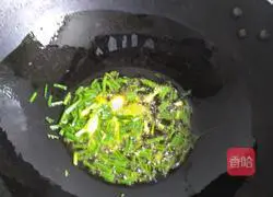 Illustration of how to make sweet and sour shredded cabbage 4