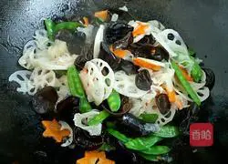 Illustration of how to make lotus pond stir-fry 8
