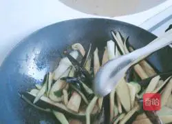 Illustration of how to make eggplant strips with homemade sauce 4