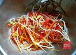 Illustration of how to mix soybean sprouts with vermicelli 5