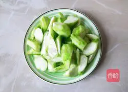 Illustration of how to make stir-fried loofah 1