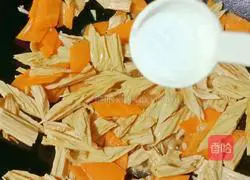 Illustration of how to make fried bean curd and carrots 12