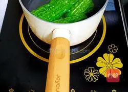 Illustration of how to make banana bitter melon rolls 3