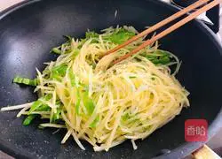 Illustration of how to make green pepper and potato shreds 4