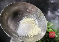 Illustration of how to stir-fry lettuce tips 6