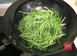 Illustration of how to make stir-fried sweet potato stalks 3