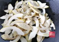 Illustration of how to stir-fry spring bamboo shoots with pickled vegetables 7