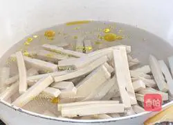 Illustration of how to make fried dried tofu with celery 4