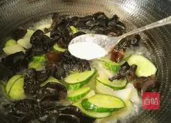 Illustration of how to make fried fungus with potatoes and cucumbers 11