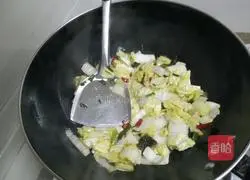 Illustration of how to make spicy and sour cabbage stir-fried wide noodles 4