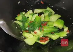 Illustration of how to stir-fry wolfberry with Shanghai Qing 7