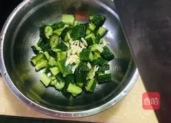 Illustration of how to make cucumbers with garlic paste 1