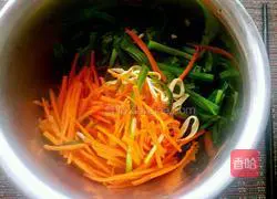 Illustration of how to make cold tofu skin with leeks 6