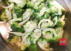 Illustration of how to make garlic broccoli 7