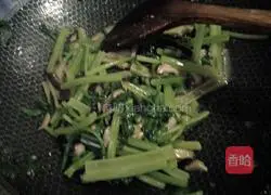 Illustration of how to stir-fry mushrooms with celery 7