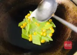 Illustration of how to stir-fry lettuce and ginkgo 9