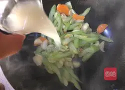 Illustration of how to stir-fry celery and lily 14