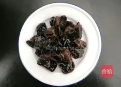 Illustration of how to stir-fry celery and fungus 3