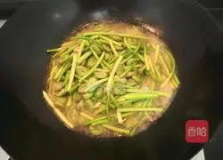 Stir-fried broad beans with garlic sprouts Illustration of how to do it 10