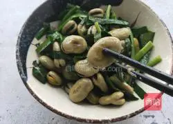 Illustration of how to stir-fry broad beans with leeks 7