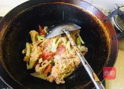 Illustration of how to stir-fry organic cauliflower with tomatoes 7