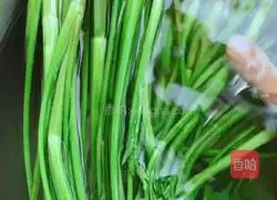 Illustration of how to make minced garlic and wild celery 4