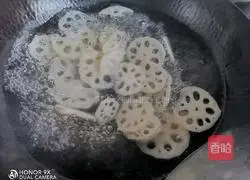 Illustration of how to make fried lotus root with fungus 4